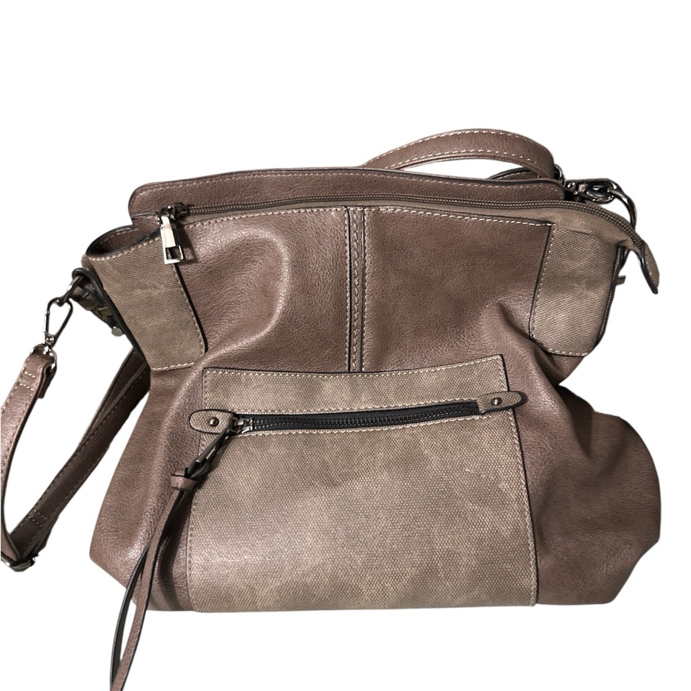 NWOT realer Amazon Chic Taupe Women's Shoulder Bag with rem adj strap gunmetal